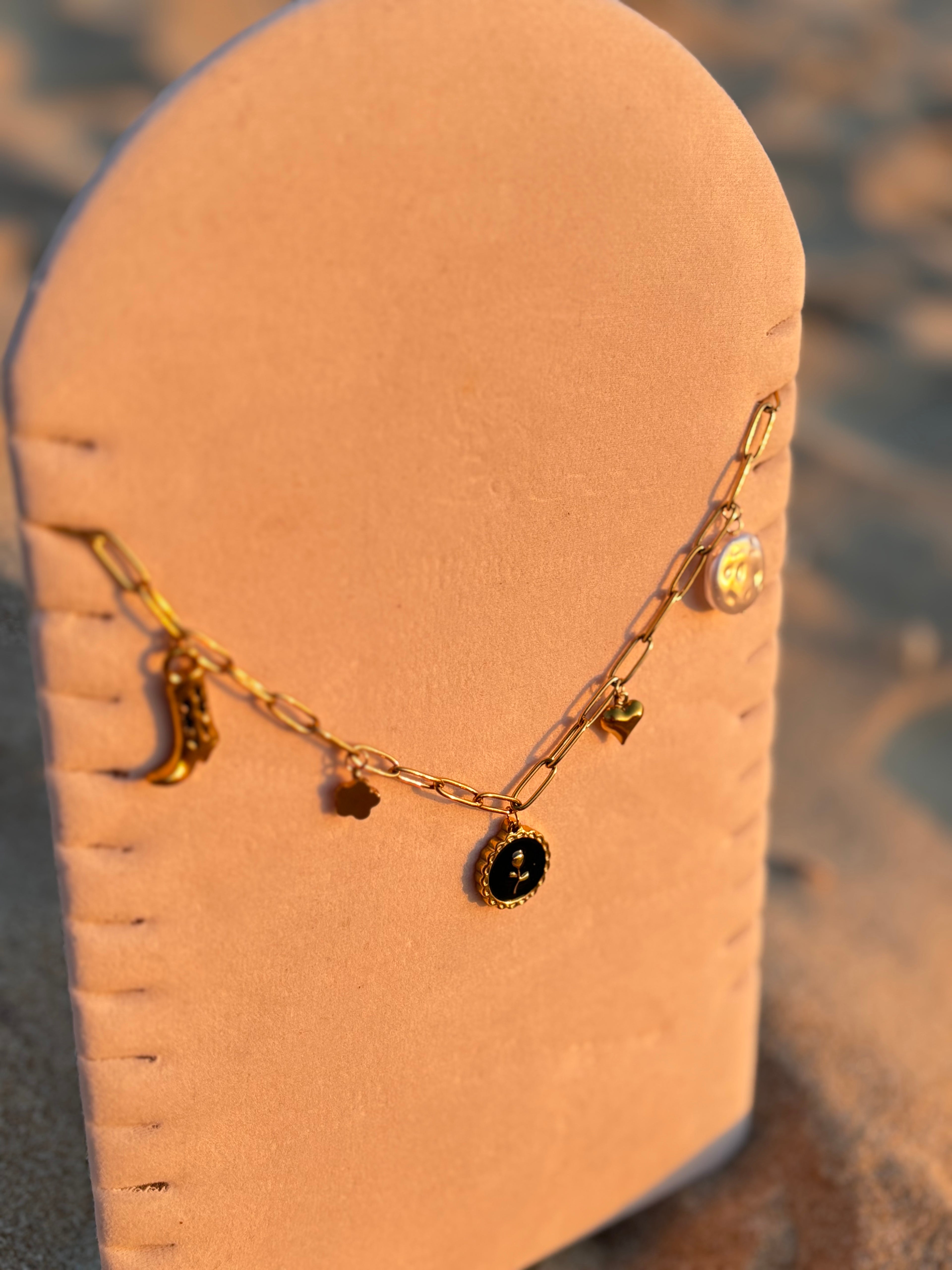 Collier fin avec breloques