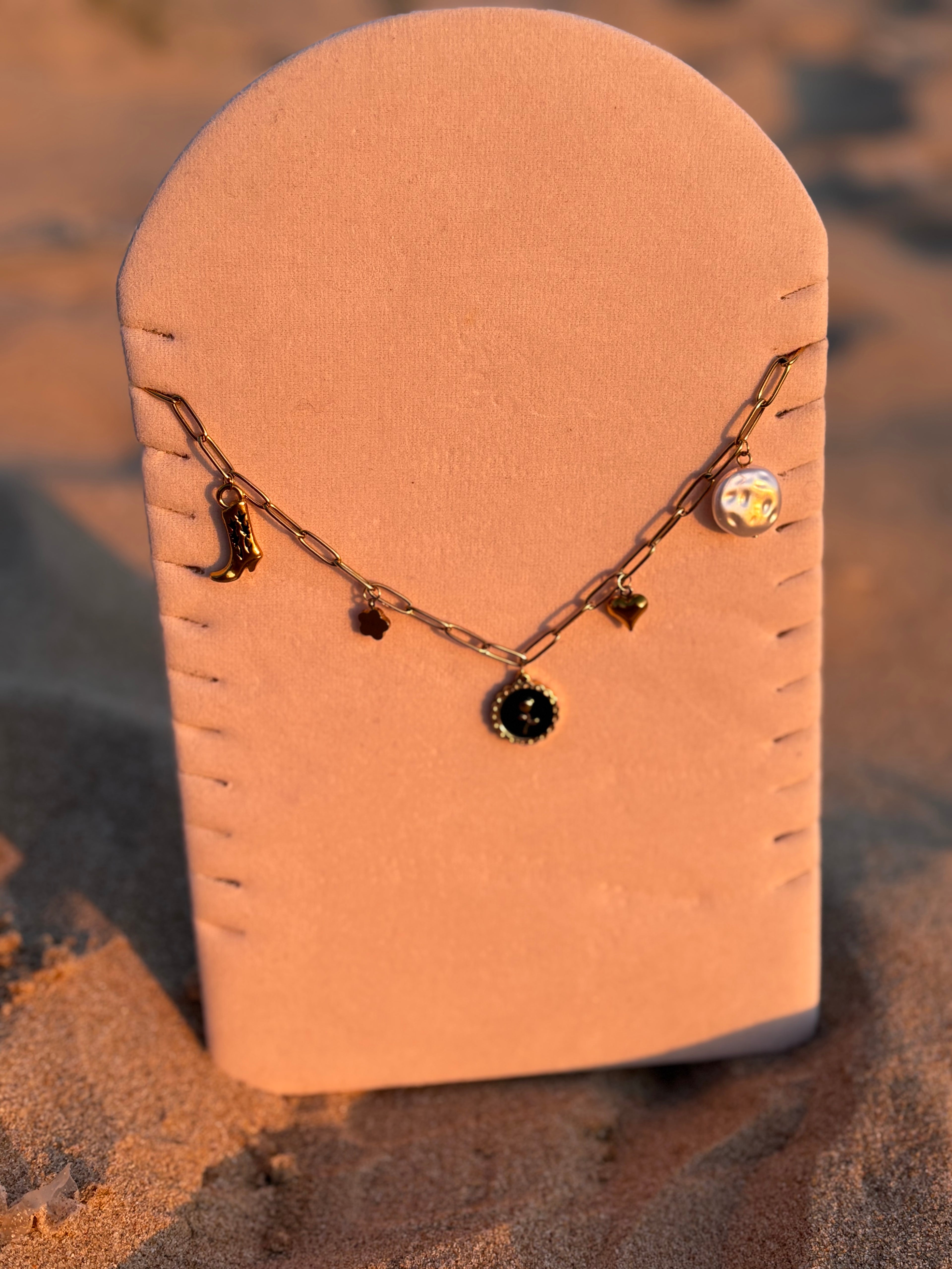 Collier fin avec breloques