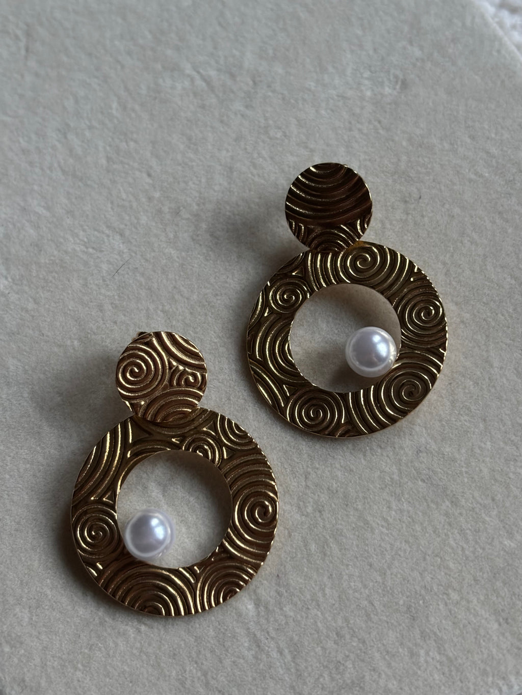 Boucles d'oreilles dorées pendantes cercle avec perle